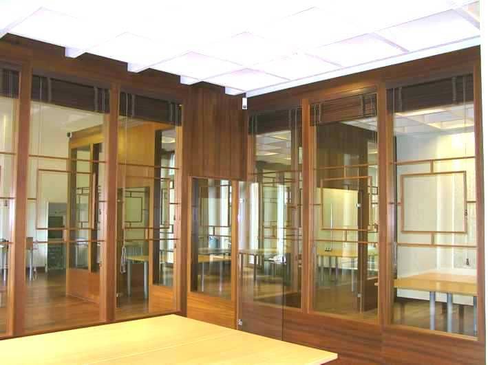 Raumtrenner aus Holz und Glas in einem Büro