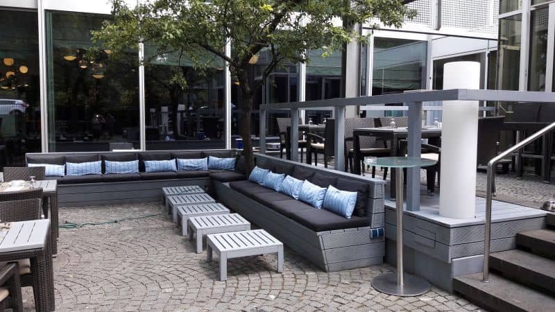 Gepolsterte Außenbänke auf einer Hotelterrasse