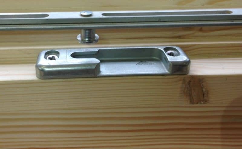 Pilzzapfenbeschlag an einem Holzfensterflügel